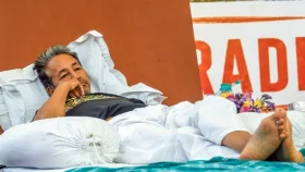 শিক্ষার্থীদের সুরক্ষার আশ্বাস পেলে অনশন ভাঙবেন সোনম
