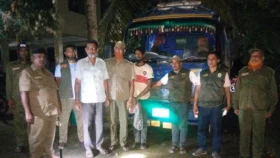 শ্যামনগরে ৭০ বস্তা অবৈধ ঝিনুকসহ ট্রাক জব্দ, চালক আটক