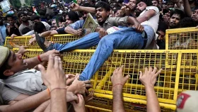 পরিবারকে না জানিয়ে তেলাপোকা আন্দোলনে তরুণরা