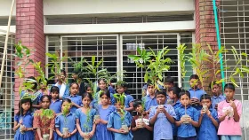 জলবায়ু পরিবর্তন মোকাবিলায় বাতিঘর আদর্শ পাঠাগারের উদ্যোগে গাছের চারা বিতরণ
