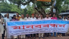 টিআরএম বিলের বকেয়া পরিশোধের দাবিতে তালায় মানববন্ধন