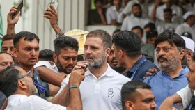 মোদির প্রকাশ্য ক্ষমা ও শিক্ষামন্ত্রীর পদত্যাগের দাবিতে অটল রাহুল