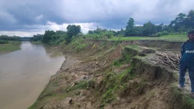 ধুরুং খালের ভাঙনে বিলীনের পথে মানিকপুর, ঝুঁকিতে সেতু-সড়ক