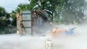 নাইট্রোজেনবাহী ট্রাক উল্টে মহাসড়কে সাদা ধোঁয়া : আহত ২