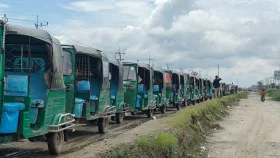 ব্রাহ্মণবাড়িয়ায় গ্যাসের জন্য দীর্ঘ অপেক্ষা, আয় কমছে চালকদের