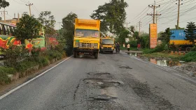 সোনারগাঁয়ে ঢাকা-চট্টগ্রাম মহাসড়কজুড়ে খানাখন্দে বাড়ছে দুর্ঘটনা