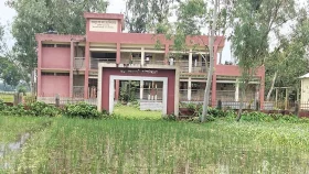 বিদ্যালয়ের রাস্তা নেই, কাঁদা-পানি মাড়িয়ে ক্লাশ করতে হয় শিক্ষার্থীদের