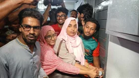 বরিশালে সিভিল সার্জনের কক্ষে প্রতীকী তালা, অপসারণের দাবি