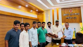 শিক্ষার্থীদের গণপরিবহনে অর্ধেক ভাড়ার দাবিতে স্মারকলিপি