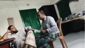 জেলের ছদ্মবেশে থাকা সাংবাদিকের থেকে ঘুষ নেওয়ার ভিডিও ভাইরাল