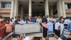 টুঙ্গিপাড়ায় দুর্যোগে ক্ষতিগ্রস্ত ৬০ পরিবার মাঝে ঢেউটিন ও চেক বিতরণ&nbsp;