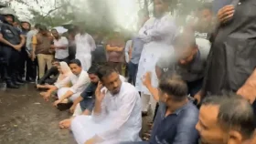 পুলিশি বাঁধা সড়কে বসে পড়লেন এনসিপির নেতারা
