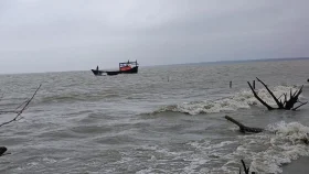 সকাল ৯টার মধ্যে আট অঞ্চলে ঝড়ের আশঙ্কা, নদীবন্দরে সতর্কতা
