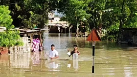 আসামে বন্যায় মৃত্যু বেড়ে ৭৫, ক্ষতিপূরণের ঘোষণা মুখ্যমন্ত্রীর