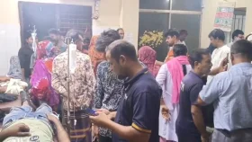 টাঙ্গাইলে বালুবাহী ট্রাকের সাথে যাত্রীবাহী বাসে মুখোমুখি সংঘর্ষে নিহত ৩ আহত ২০