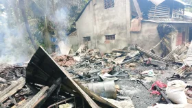 বামনায় গভীর রাতে আগুনে ৩টি বসতঘর পুড়ে ছাঁই
