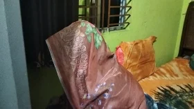 সোনারগাঁয়ে বিয়ের দাবিতে প্রেমিকের বাড়িতে তরুণীর অনশন