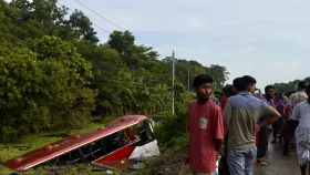 ভাঙ্গায় যাত্রীবাহী বাস খাদে, আহত ২০