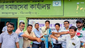 মহেশপুরে সুবিধাবঞ্চতদের মাঝে টিউবওয়েল বিতরণ
