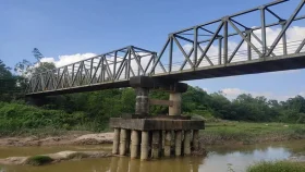 ইজারা ছাড়াই বালু উত্তোলন, হুমকির মুখে ব্রীজ