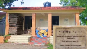শেরপুরে সরকারি পাবলিক টয়লেট এখন ডেকোরেটরের গুদাম