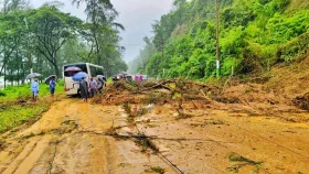 হিমছড়িতে পাহাড় ধস, মেরিন ড্রাইভে যান চলাচল বন্ধ