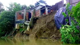 একমাসে নদীতে বিলীন ৪০০ বসতবাড়ি