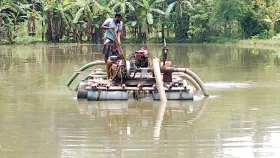 ব্রহ্মপুত্র থেকে অবৈধ বালু উত্তোলন, ঝুঁকিতে কৃষিজমি ও বসতভিটা