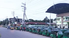 গ্যাস সংকটে ফেনীতে দুর্ভোগে সিএনজি চালকরা