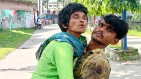মাকে কাঁধে করে ছেলের ভিক্ষাবৃত্তি
