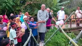 বরিশালে বাঁশের সাঁকো উদ্বোধন করলেন বিএনপি নেতা!