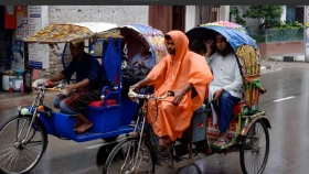 ১২ হাজারের বেশি রেইনকোট বিতরণ বাংলালিংকের