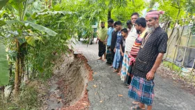 ভেঙে গেলো সড়কের তিন অংশ, দুর্ভোগে বাসিন্দারা