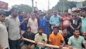 সারের দাবিতে চাষিদের মহাসড়ক অবরোধ