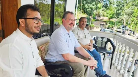 তথ্যমন্ত্রীর গ্ৰামের বাড়িতে ভাজা ইলিশ ও রসমালাইয়ের স্বাদে মুগ্ধ মার্কিন রাষ্ট্রদূত