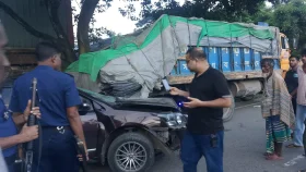 দাঁড়িয়ে থাকা ট্রাকে প্রাইভেটকারের ধাক্কায় জজ নিহত