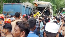 চাঁদপুরে বাস-ট্রাক সংঘর্ষে নিহত ৩
