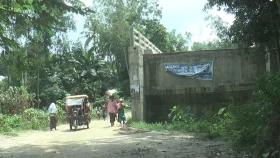 সেতুর সংযোগ সড়ক না থাকায় দুর্ভোগে ২০ গ্রামবাসী