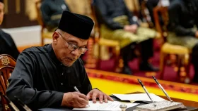 সফল অস্ত্রোপচার শেষে বাসায় ফিরলেন মালয়েশিয়ার প্রধানমন্ত্রী