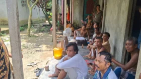 বাবার কেনা জমিতে মায়ের মরদেহ দাফনে বাধা