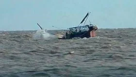 হাতিয়ায় ৩ ট্রলার ডুবি : ৫০ জেলেকে জীবিত উদ্ধার