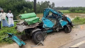 চকরিয়ায় বাস-লেগুনার মুখোমুখি সংঘর্ষে নিহত ৪