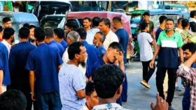 গ্যাসের দাবিতে চট্টগ্রামে সড়ক অবরোধ