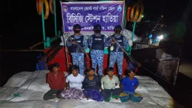 মিয়ানমারে পাচারকালে ৭৬০ বস্তা সারসহ গ্রেপ্তার ৫