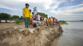 সিরাজগঞ্জে যমুনা নদীর ভাঙন রোধে মানববন্ধন