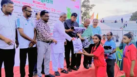 নারী ফুটবলারদের তাঁতের শাড়ি উপহার দিলেন প্রতিমন্ত্রী টুকু