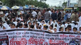 আমতলীতে ইমন হত্যার বিচার দাবিতে মহাসড়ক অবরোধ