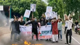 গোপালগঞ্জে সড়কে টায়ার জ্বালিয়ে নিষিদ্ধ ছাত্রলীগের বিক্ষোভ&nbsp;