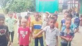 শিক্ষকরা নিয়মিত স্কুলে না আসায় ক্ষুদে শিক্ষার্থীদের লাঠি নিয়ে বিক্ষোভ
