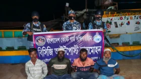 লালমোহনে অবৈধভাবে বালু উত্তোলন করায় আটক ৪